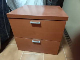 Dos mesitas de noche de madera