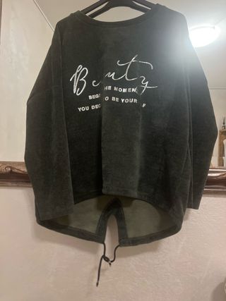 Maglia verde con scritta Beauty