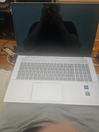 HP Envy 17 i7 RTX 3050 para piezas