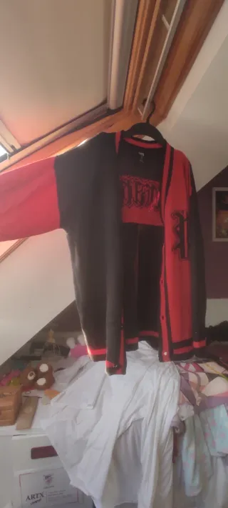 Cardigan negro y rojo