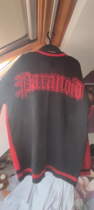 Cardigan negro y rojo