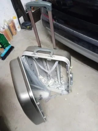 Maleta gris con ruedas y candado,no tengo la llave