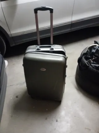 Maleta gris con ruedas y candado,no tengo la llave