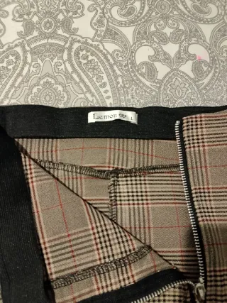 Falda corta a cuadros con cremallera