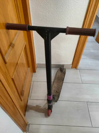 Patinete Negro Ruedas Rosas