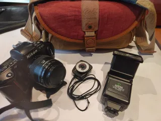 Cámara Nikon F-601 con flash Sunpak y objetivo Tok