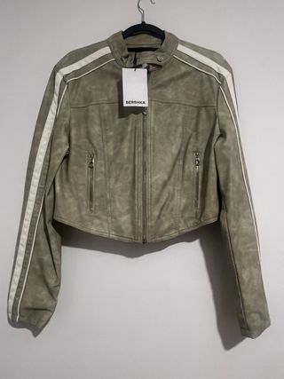 Chaqueta motera Bershka verde oliva