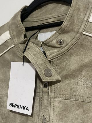 Chaqueta motera Bershka verde oliva