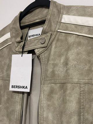 Chaqueta motera Bershka verde oliva