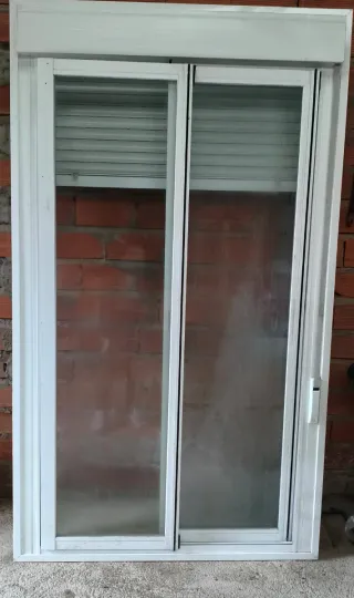 Puerta corredera de aluminio blanca