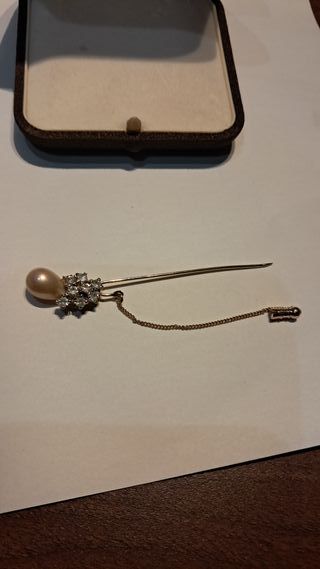 Spillone con perla e strass elegante (bigiotteria)