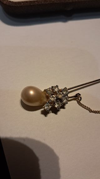 Spillone con perla e strass elegante (bigiotteria)
