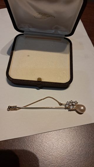 Spillone con perla e strass elegante (bigiotteria)