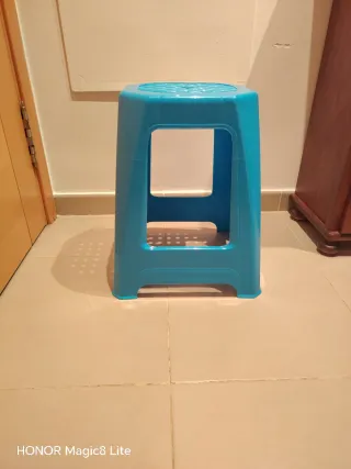 Taburete de plástico azul