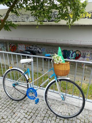 Bicicleta Clássica Azul e Branco Vintage