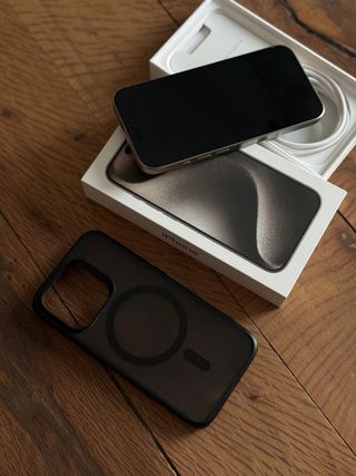 iPhone 15 Pro 1TB Gris. Con caja y cable original.