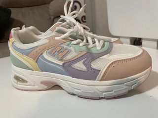 Zapatillas deportivas multicolor y blancas