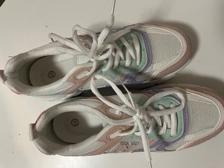 Zapatillas deportivas multicolor y blancas