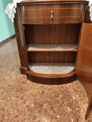 Consola de madera con cajón y puertas