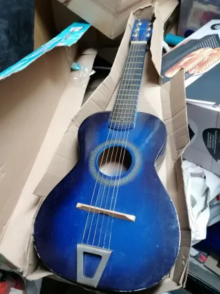 Guitarra de juguete azul