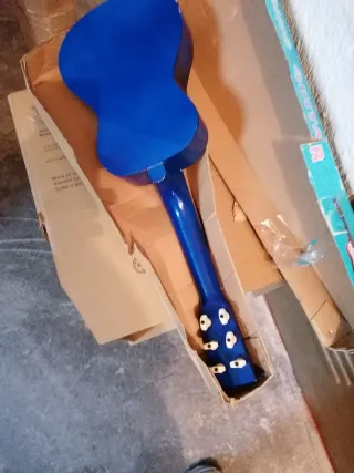 Guitarra de juguete azul