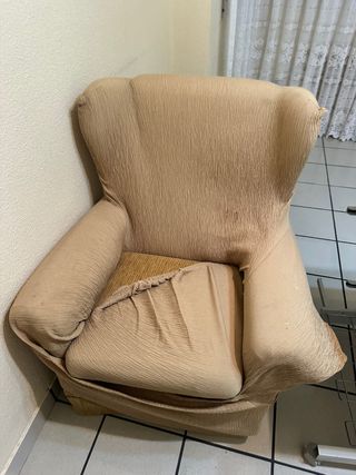 Butaca antigua de tela color beige
