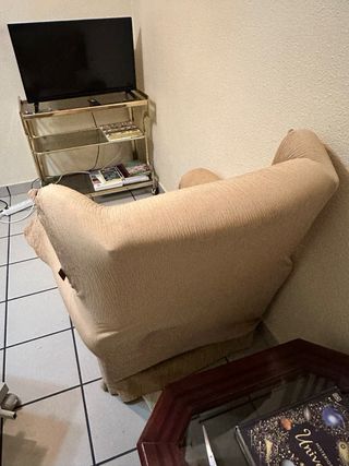 Butaca antigua de tela color beige