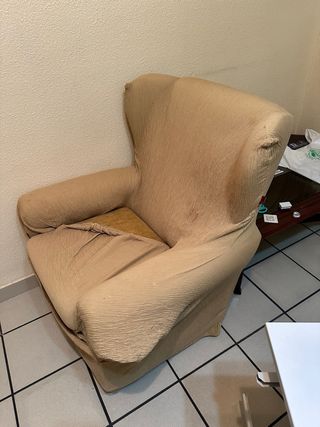 Butaca antigua de tela color beige
