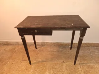 Mesa de madera con cajón