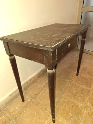 Mesa de madera con cajón