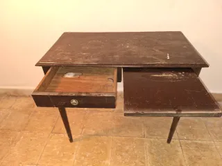 Mesa de madera con cajón