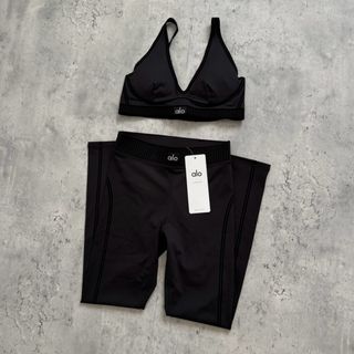 Conjunto Alo Yoga Leggings y Sujetador Negro
