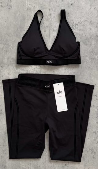 Conjunto Alo Yoga Leggings y Sujetador Negro