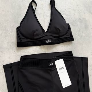 Conjunto Alo Yoga Leggings y Sujetador Negro
