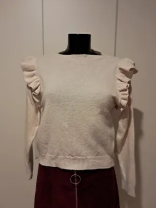 Blusa beige con volantes en hombros