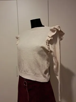 Blusa beige con volantes en hombros