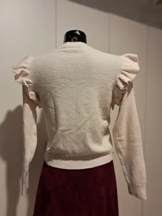 Blusa beige con volantes en hombros