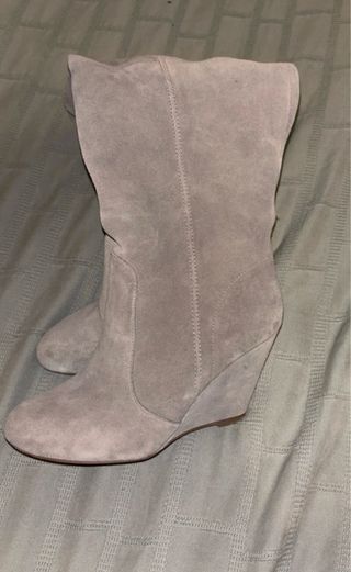 Botas altas de piel grises