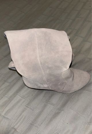 Botas altas de piel grises