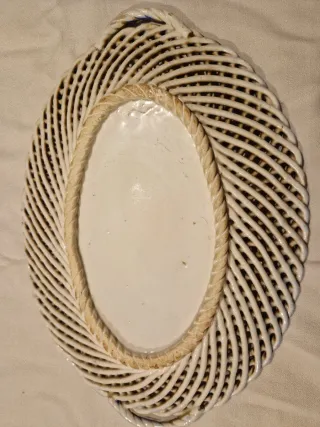 Antiguo frutero de cerámica artesanal azul ovalado