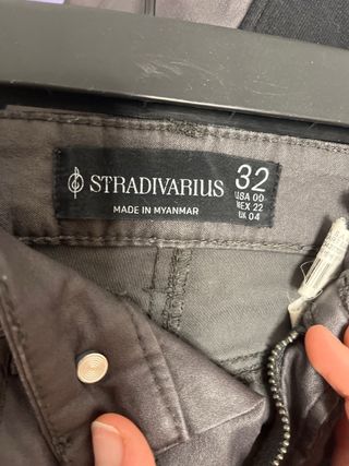 Pantalones ajustados efecto cuero gris/marron