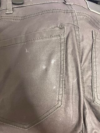 Pantalones ajustados efecto cuero gris/marron