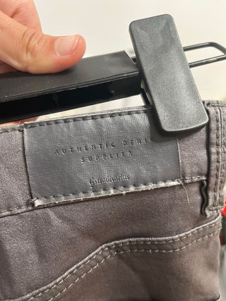 Pantalones ajustados efecto cuero gris/marron