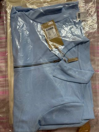 Remera de mujer azul con cierre