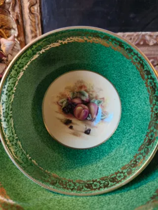 Tazza in porcellana con decoro frutta