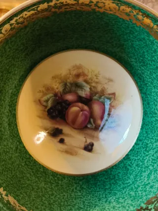 Tazza in porcellana con decoro frutta
