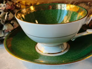 Tazza in porcellana con decoro frutta