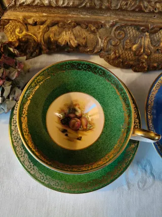 Tazza in porcellana con decoro frutta