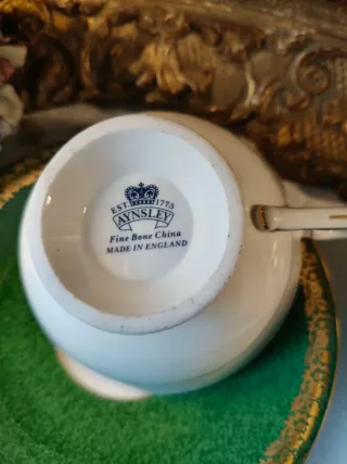 Tazza in porcellana con decoro frutta