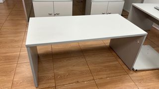 Tavolo da ufficio grigio